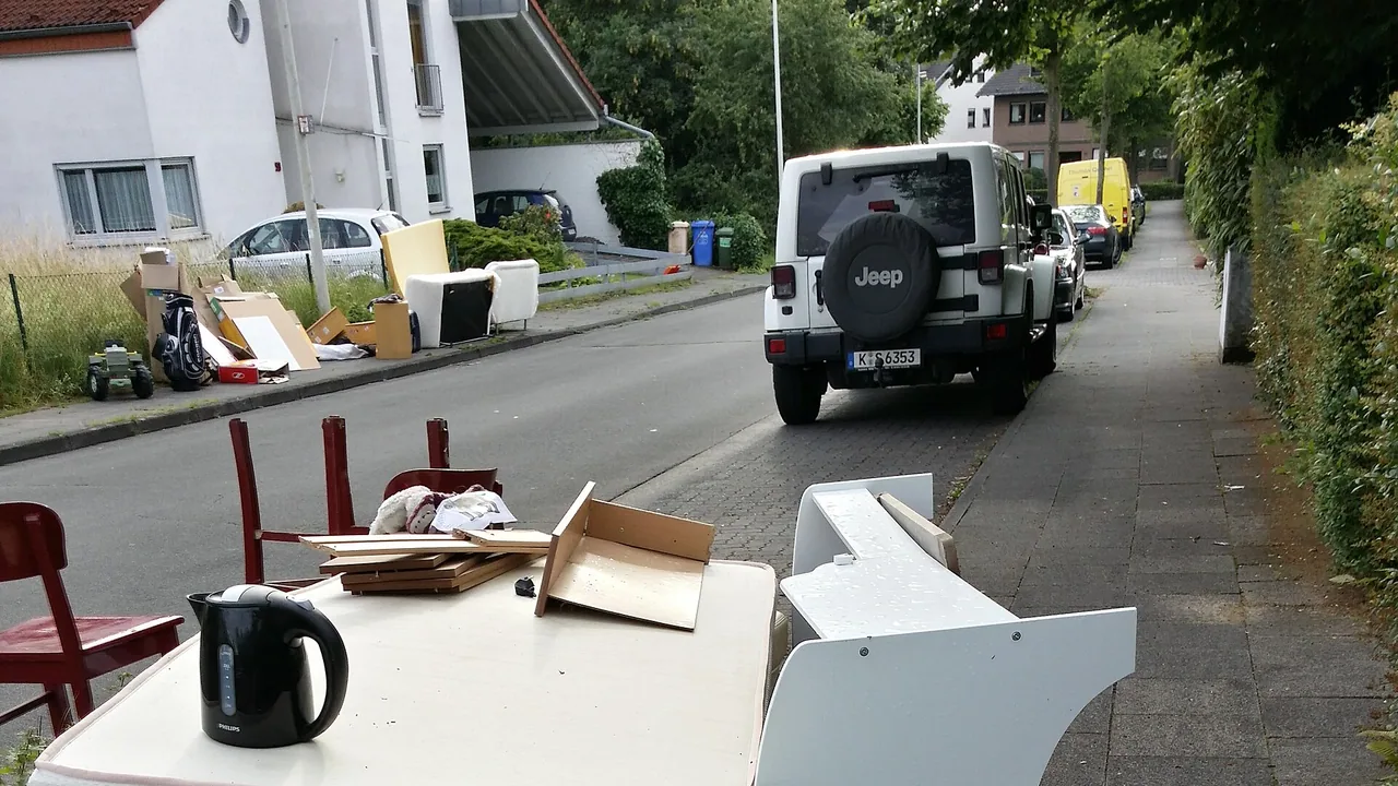 Matelas et chaises parmi des objets encombrants déposés pour collecte