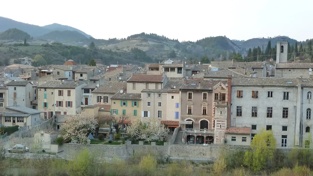 Vue de Saillans au bord de la Drôme