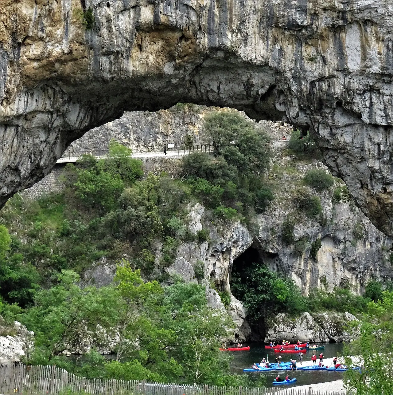 Canoës naviguant dans les Gorges de l'Ardèche