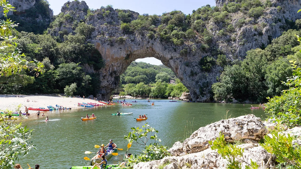 Canoës et kayaks sur l'Ardèche près du Pont d'Arc