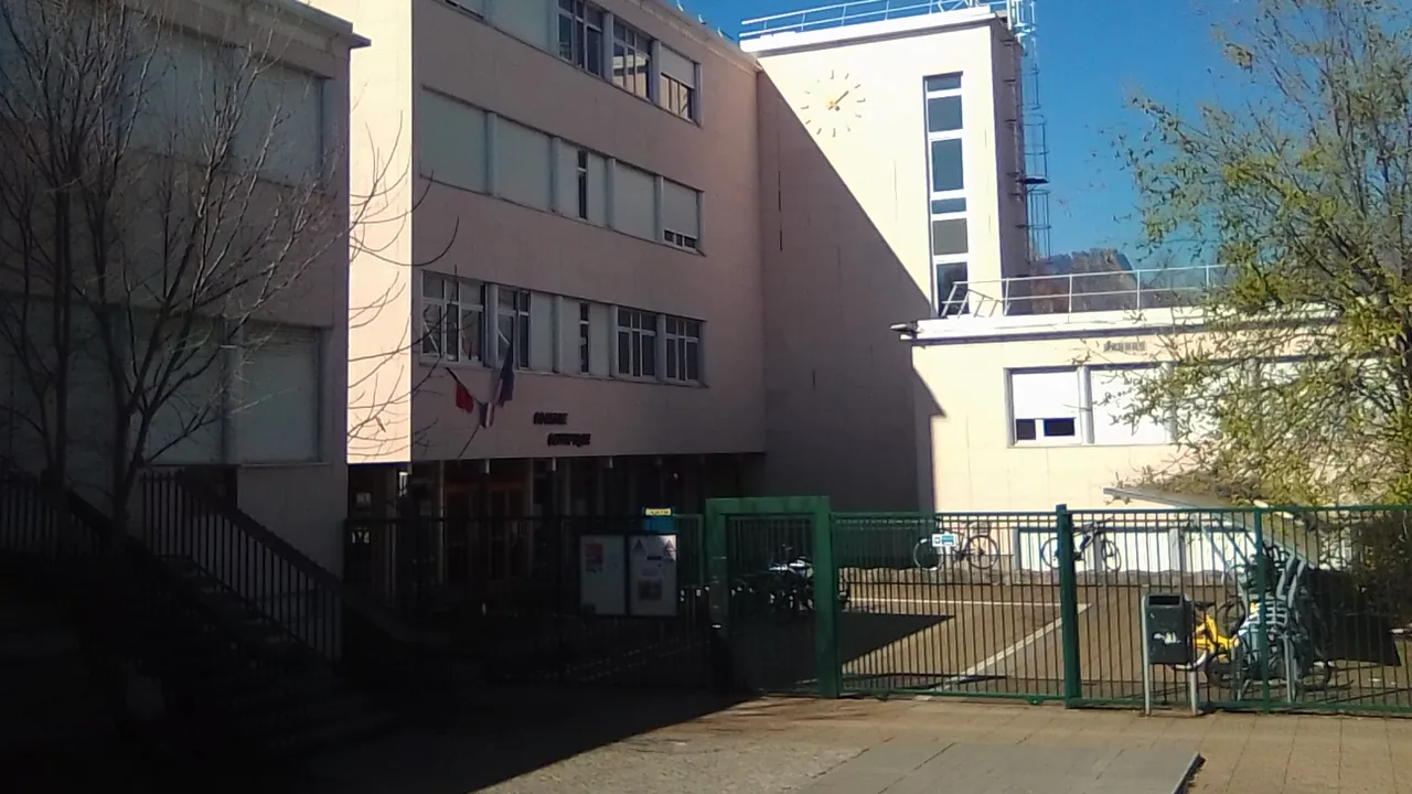 Bâtiment du collège Olympique à Grenoble, en Isère