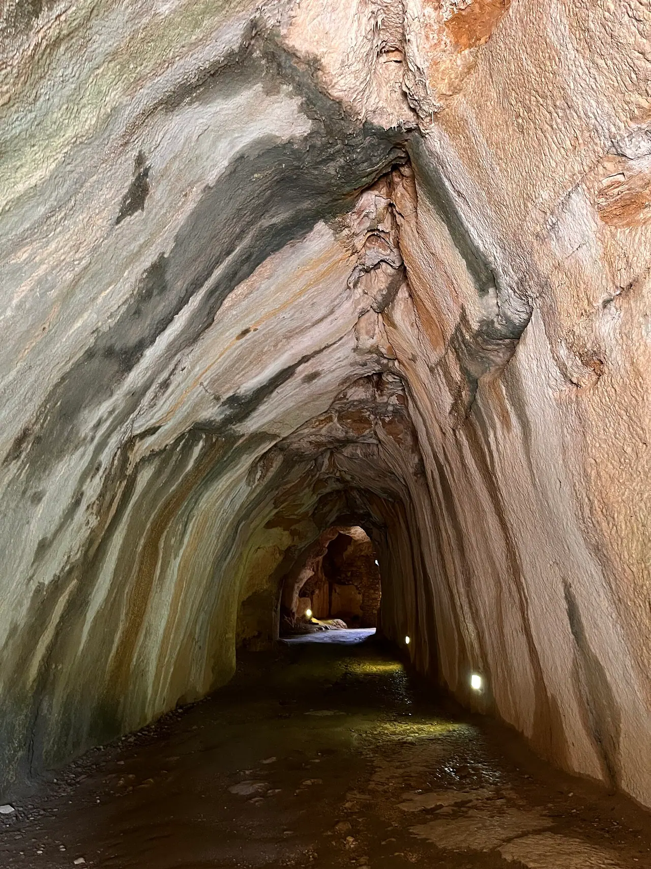 Grotte naturelle située sous le château de Bonaguil