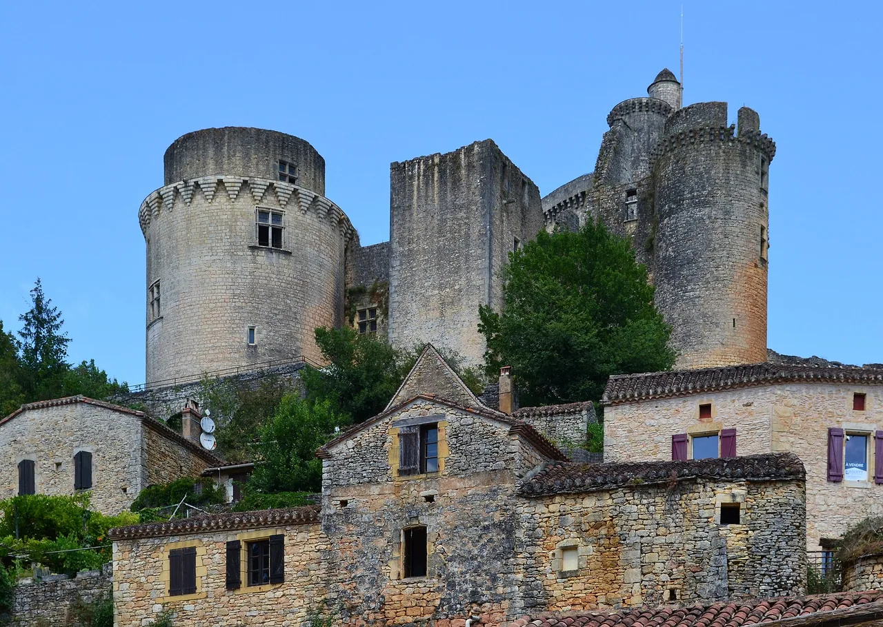 Château de Bonaguil dominant le village de Bonaguil