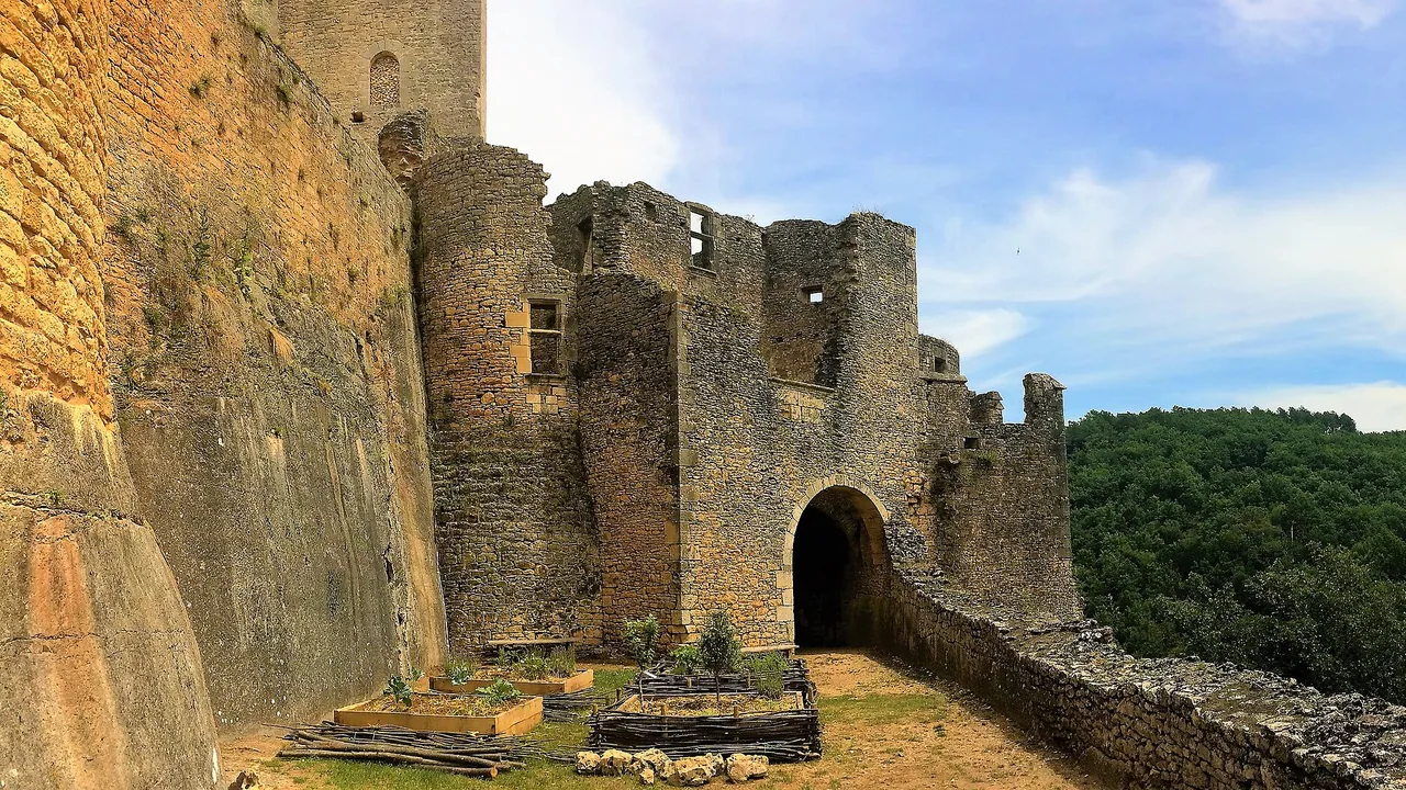 Vue d'ensemble du château de Bonaguil et de ses fortifications