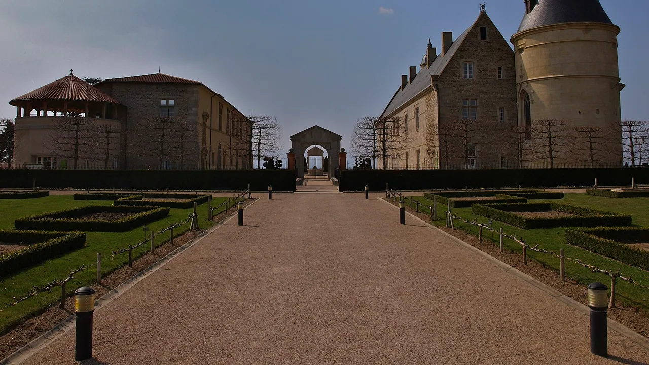 Vue générale des ailes sud et nord du Château de Bouthéon