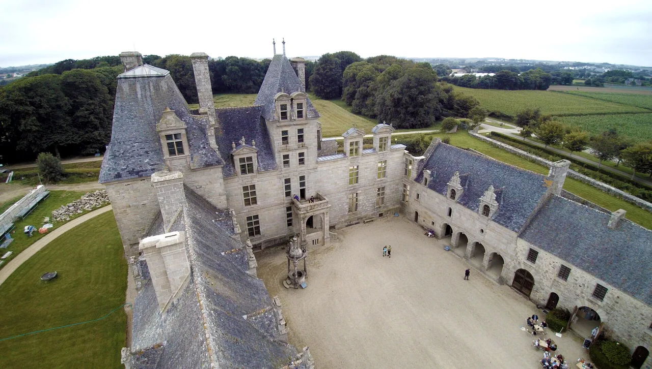 Cour intérieure et pavillon nord-est du Château de Kerjean