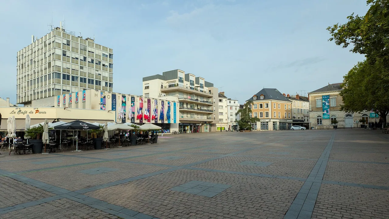 Place de la République et hôtel de ville de Châteauroux