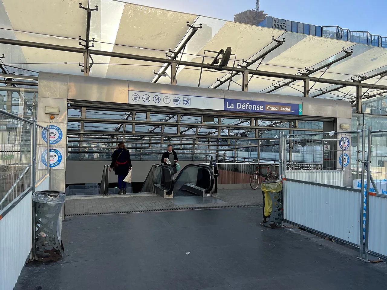 Accès à la station de métro La Défense sur le parvis à Puteaux