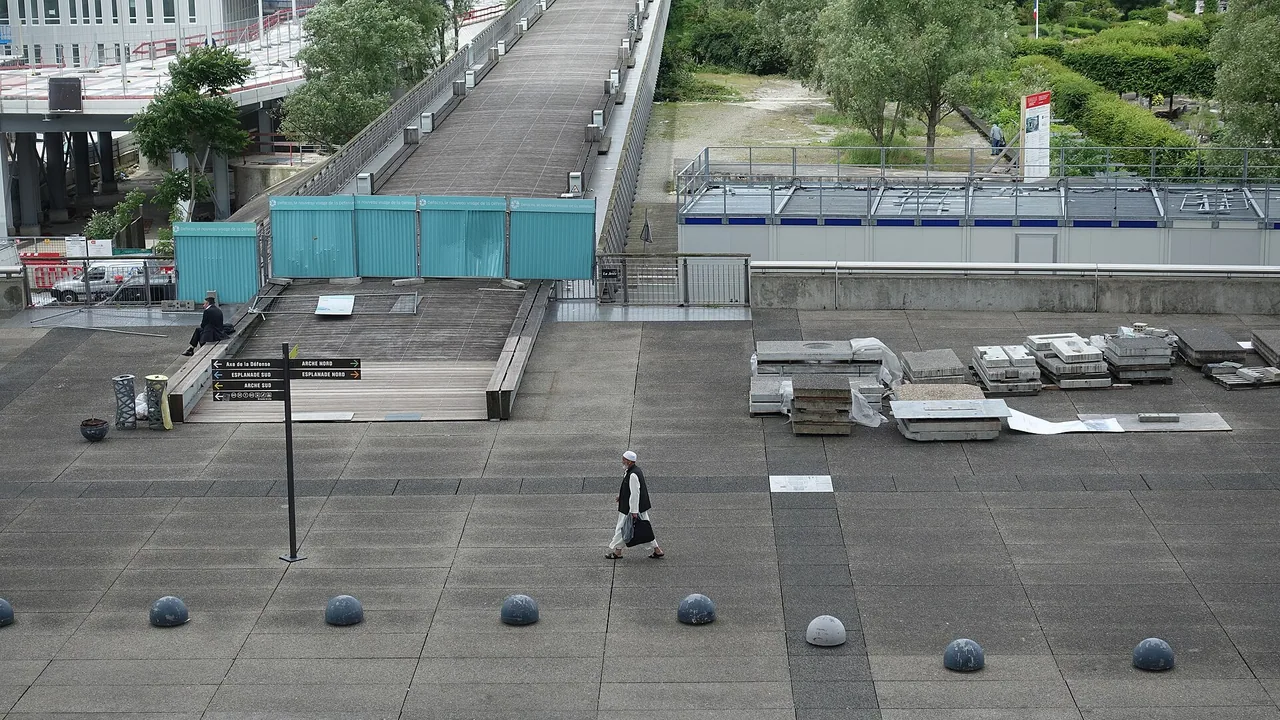Grande Arche de La Défense à Puteaux, où se trouve la Cité de l'Histoire