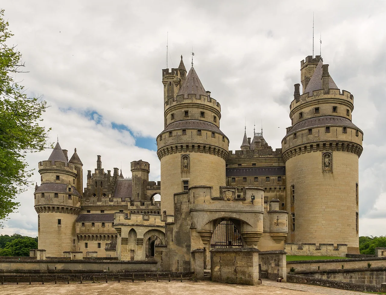 Château de Pierrefonds vu depuis son entrée au sud