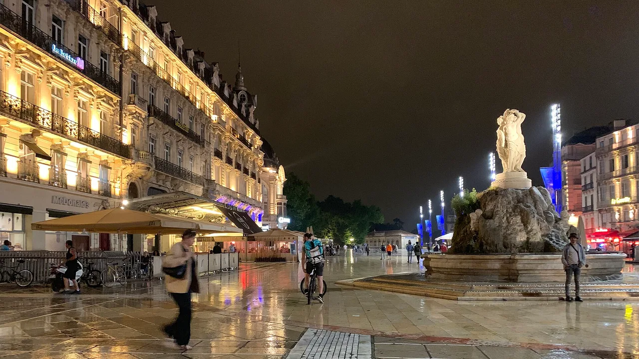 La place de la Comédie à Montpellier de nuit
