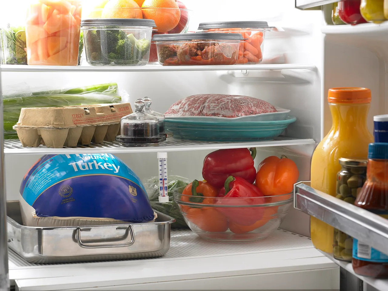 Aliments placés dans un réfrigérateur pour une décongélation au froid