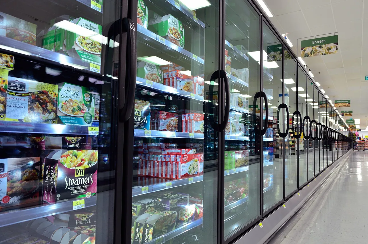 Rayon de produits surgelés dans un supermarché