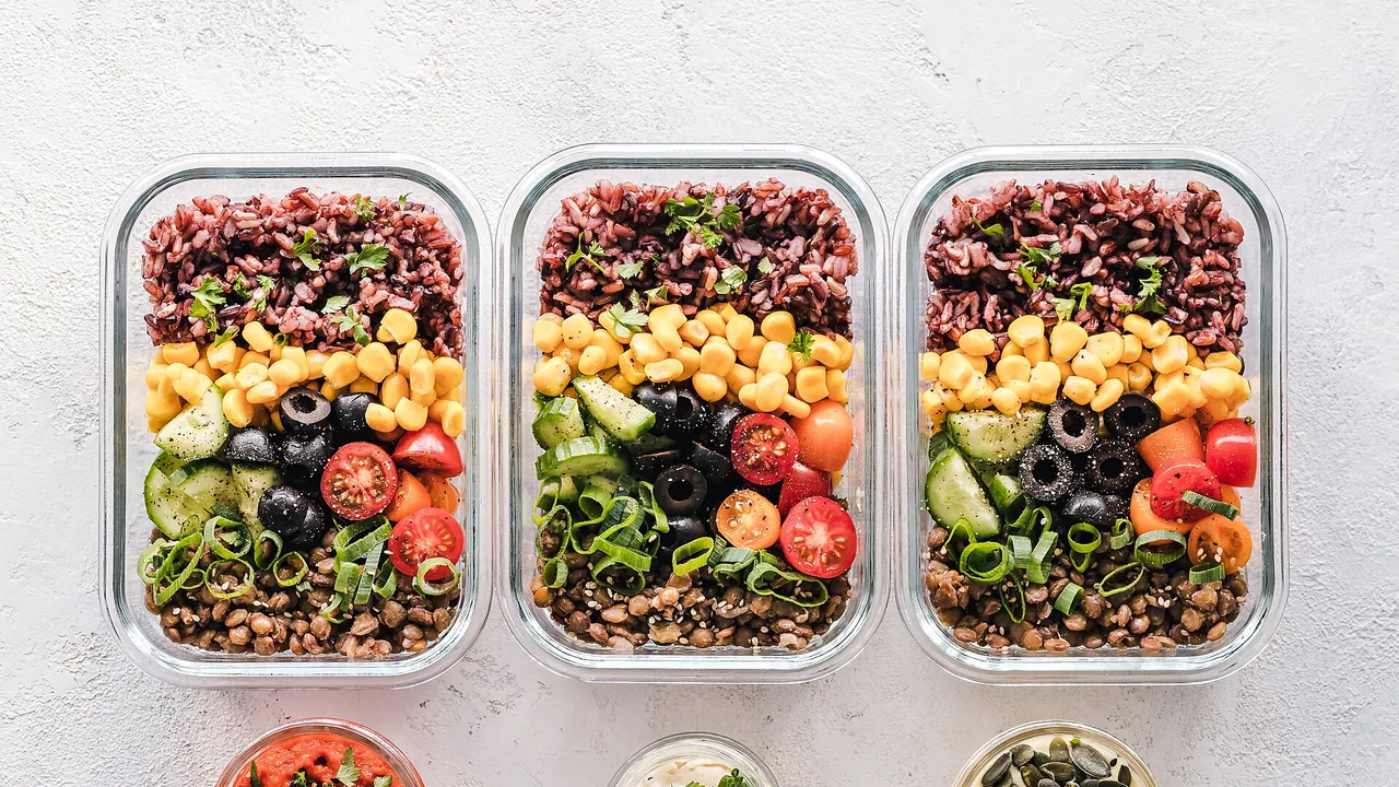Plat maison réparti dans un récipient en verre pour préparer les portions