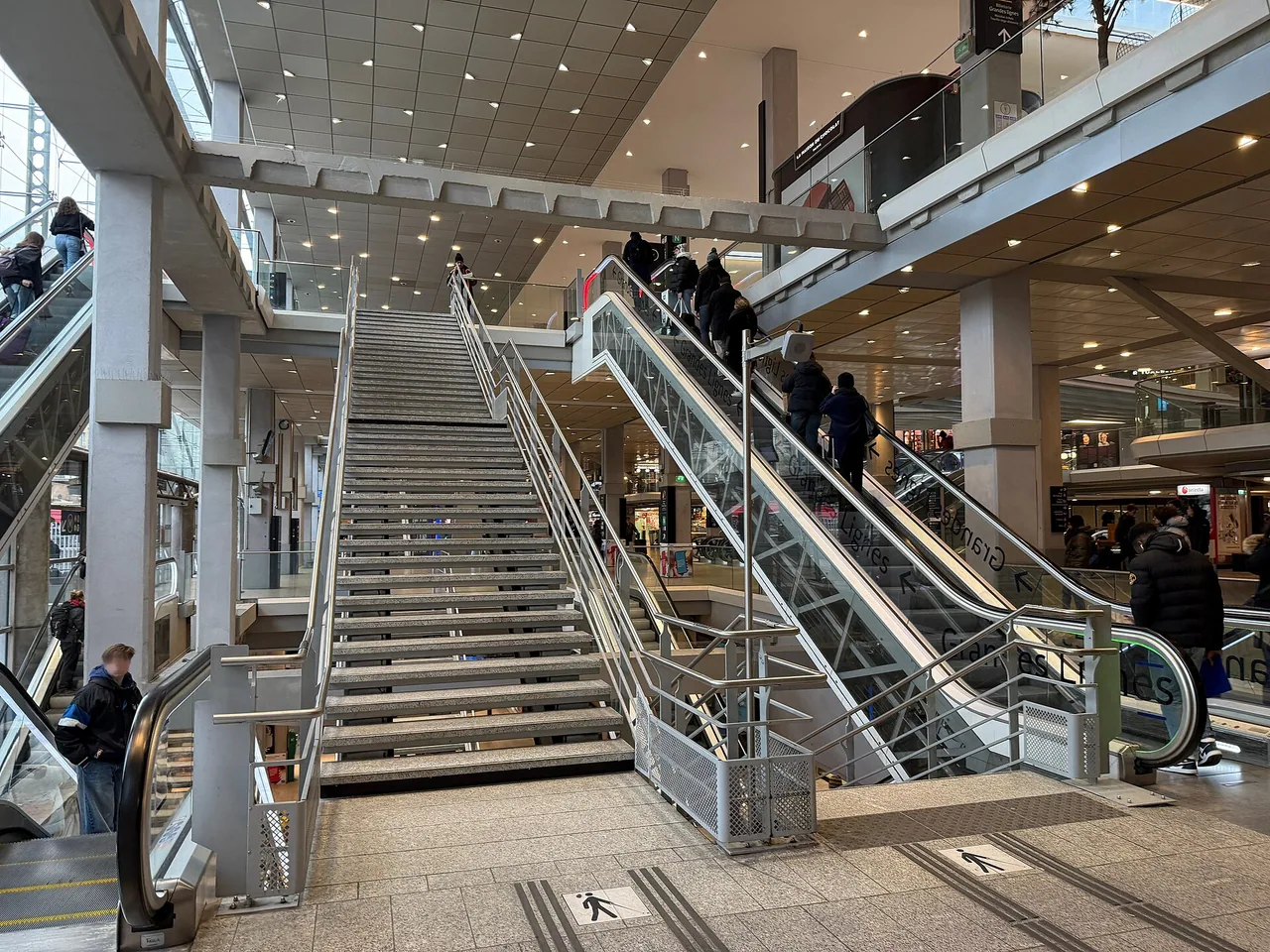 Intérieur de la gare Montparnasse à Paris