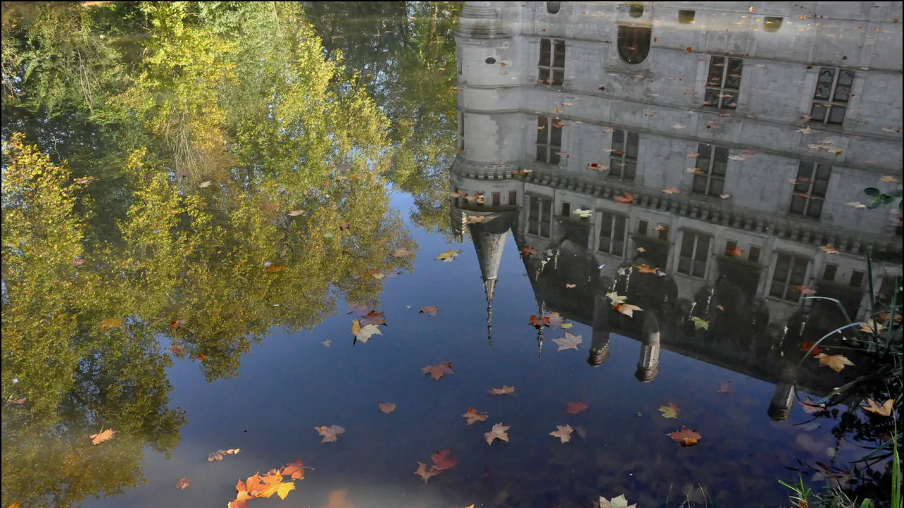 Château d'Azay-le-Rideau se reflétant dans le plan d'eau qui l'entoure