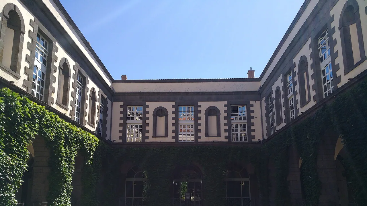 La cour intérieure de l'hôtel de ville de Clermont-Ferrand
