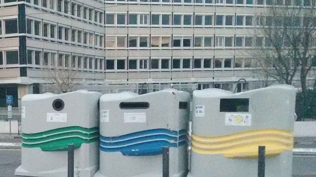 Conteneurs de collecte du verre, du papier et du plastique à Marseille