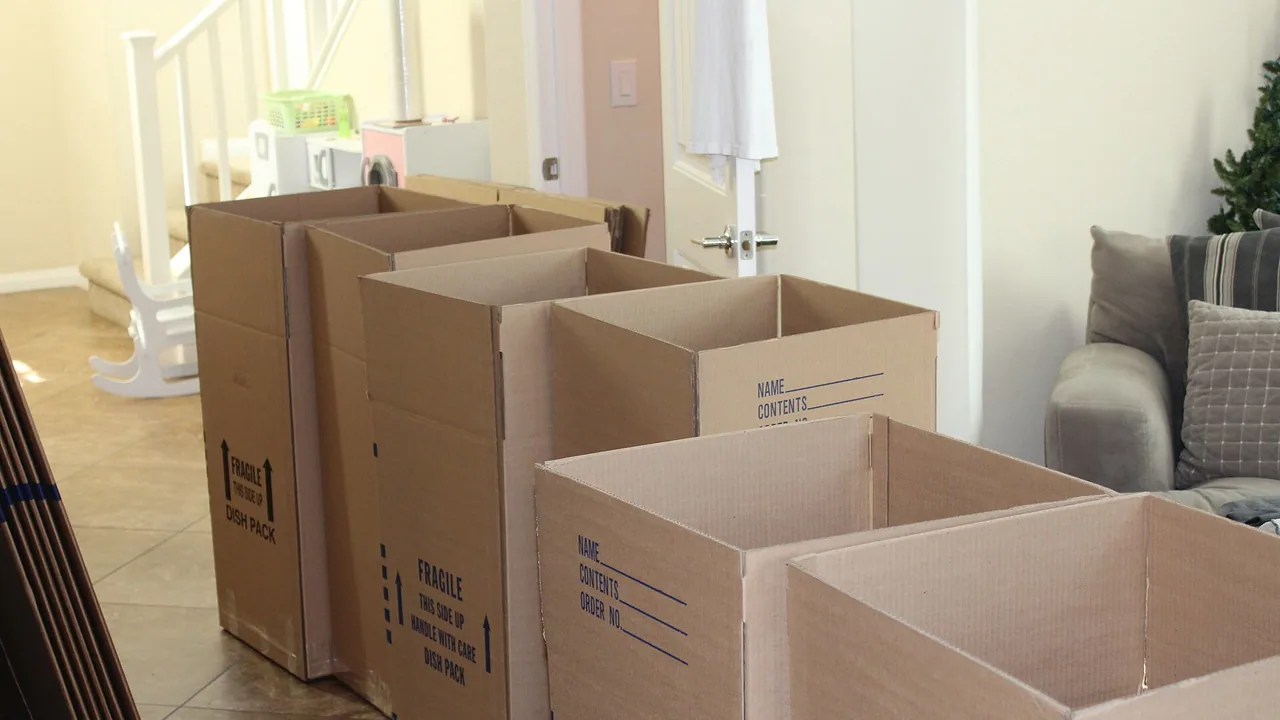 Des cartons préparés pour un déménagement