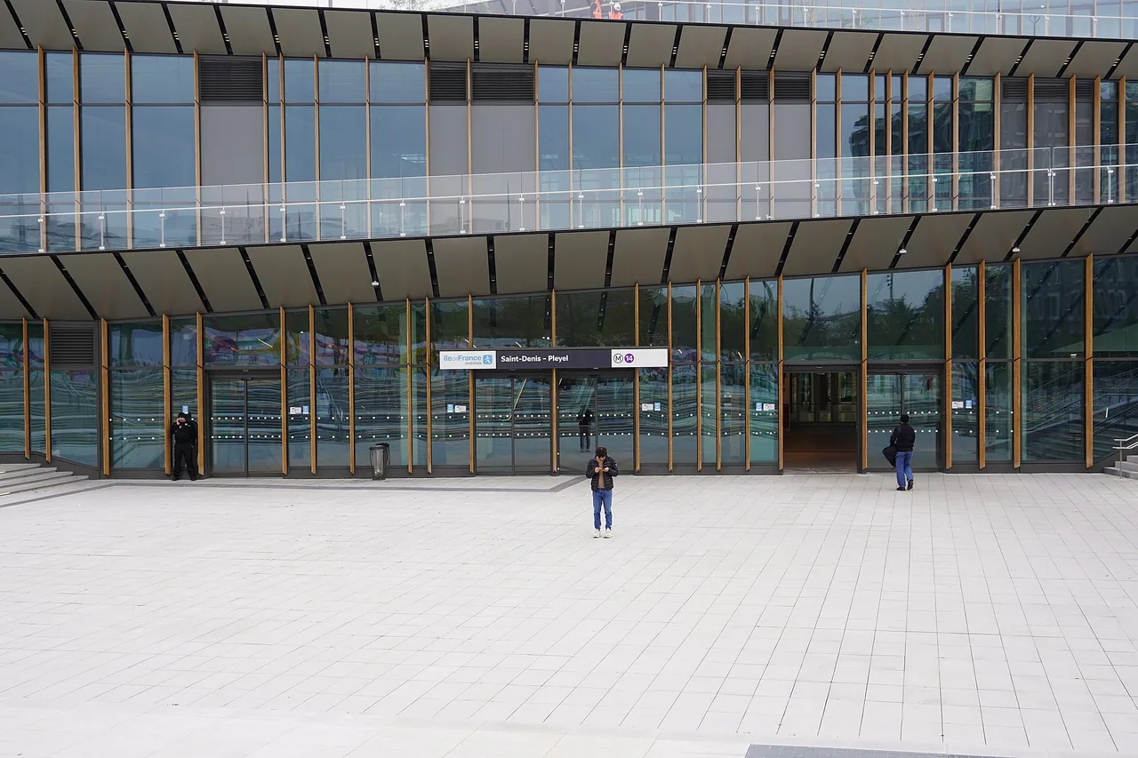Entrée principale de la station Saint-Denis Pleyel