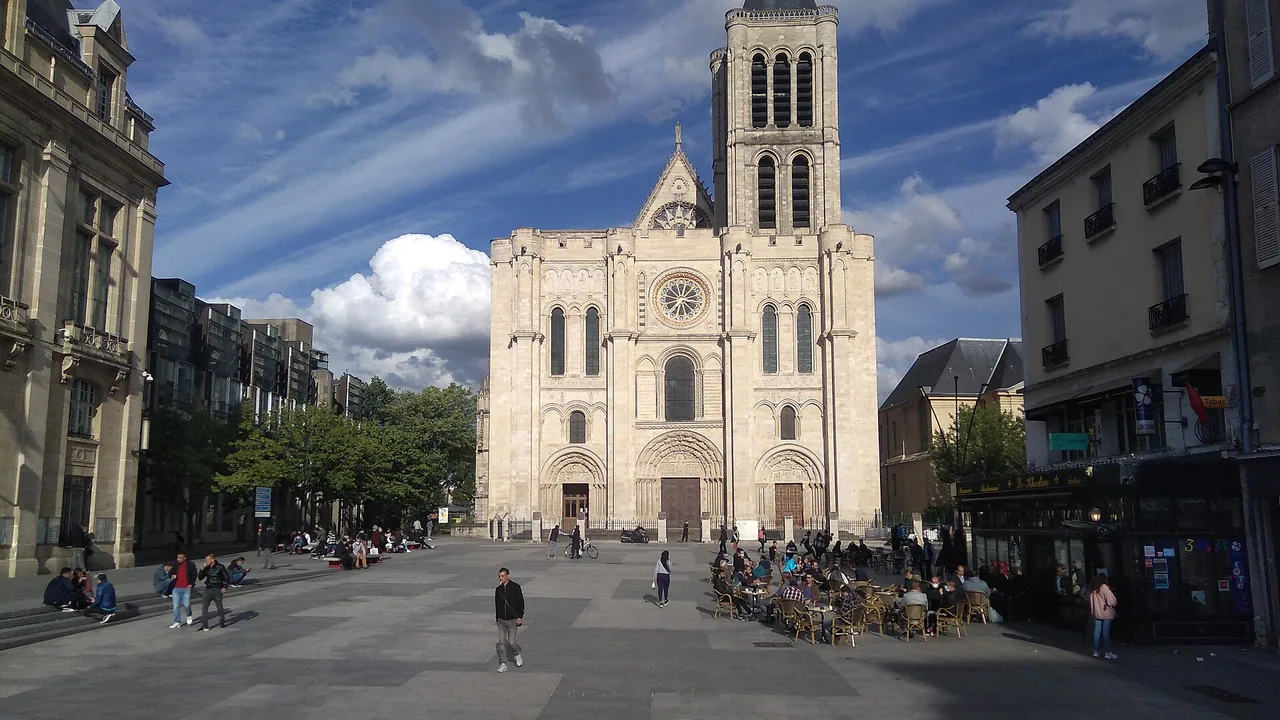 Parvis et basilique de Saint-Denis dans le centre historique