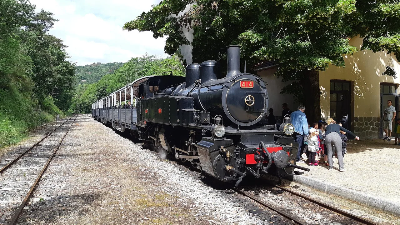 Le Train de l'Ardèche sur sa ligne touristique dans la vallée du Doux