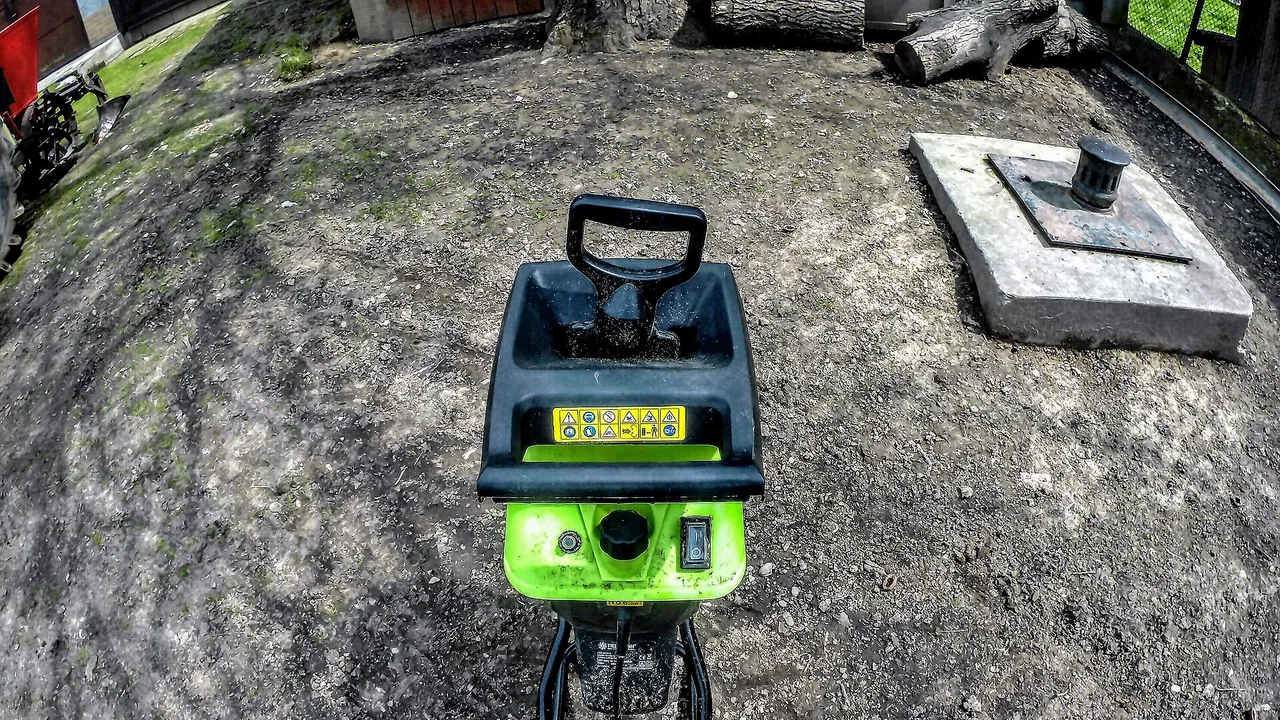 Broyeur électrique de végétaux destiné aux branches de jardin