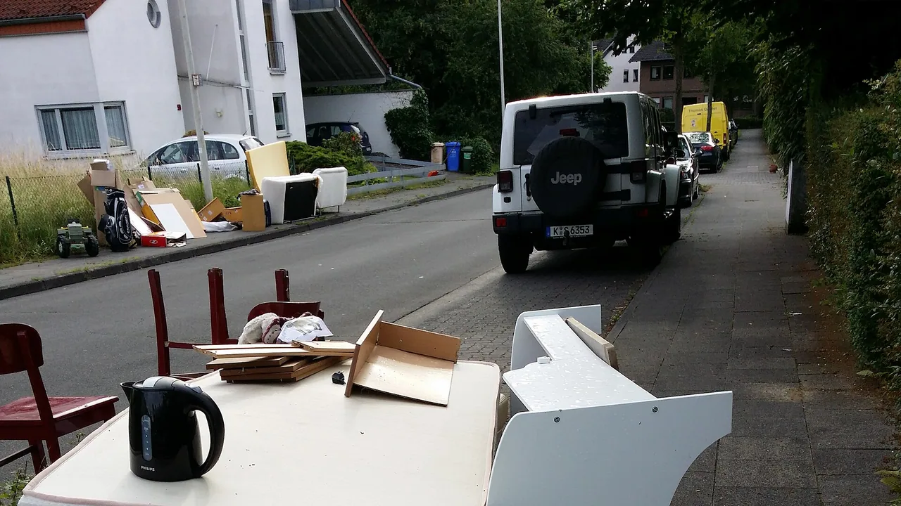 Matelas et chaises déposés comme encombrants sur un trottoir