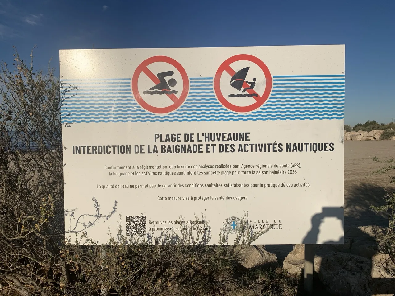 Panneau officiel indiquant l'interdiction de baignade à la plage de l'Huveaune en 2026