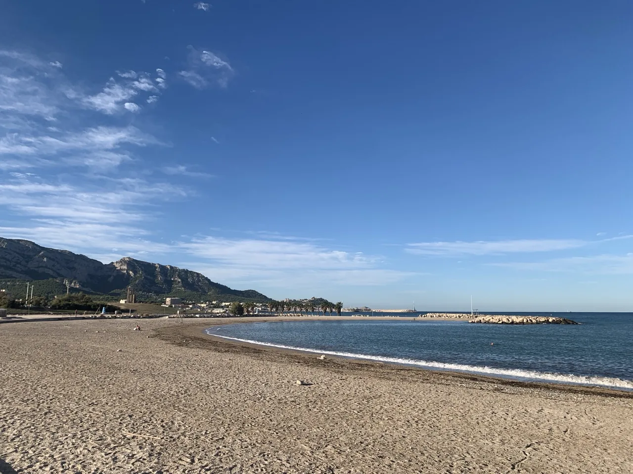Vue générale de la plage de Bonneveine avec la mer et le relief marseillais