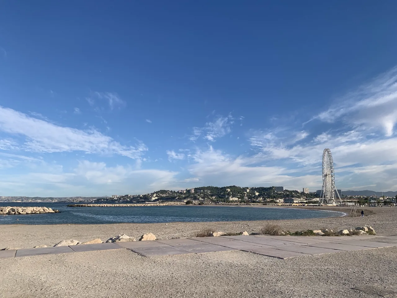 Vue depuis le Bowl du Prado vers Bonneveine et la grande roue de l'Escale Borély