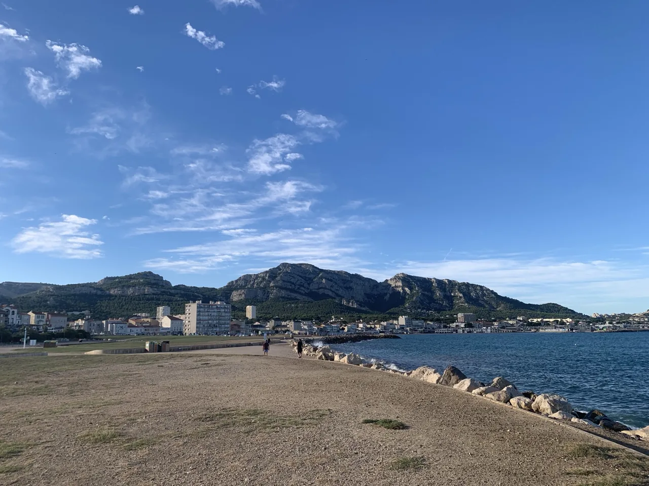 Promenade littorale en direction de Vieille-Chapelle avec la mer et le relief marseillais
