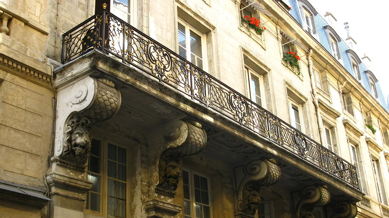 Fenêtres et balcon protégés par un garde-corps en fer forgé