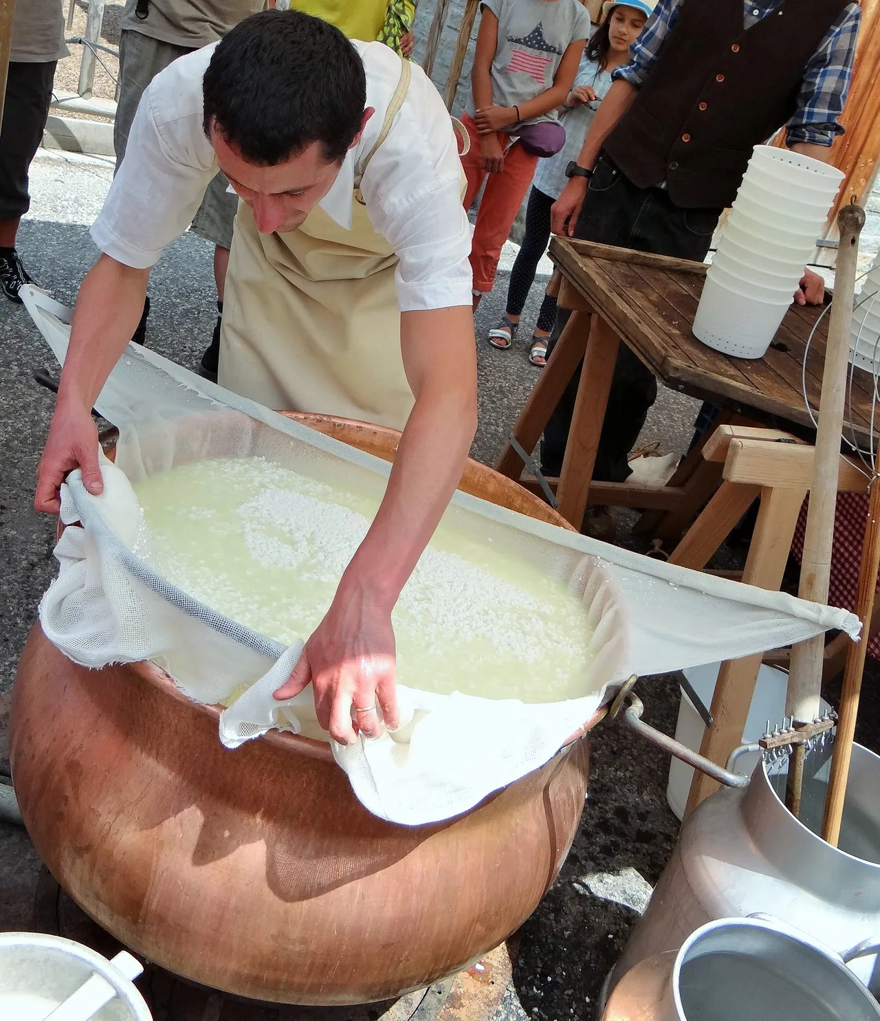 Fabrication artisanale de fromage de chèvre en Savoie