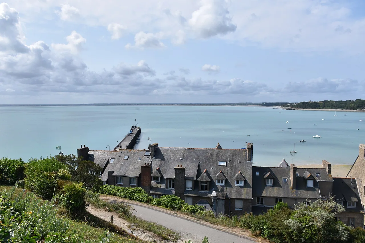 Vue du port de la Houle à Cancale