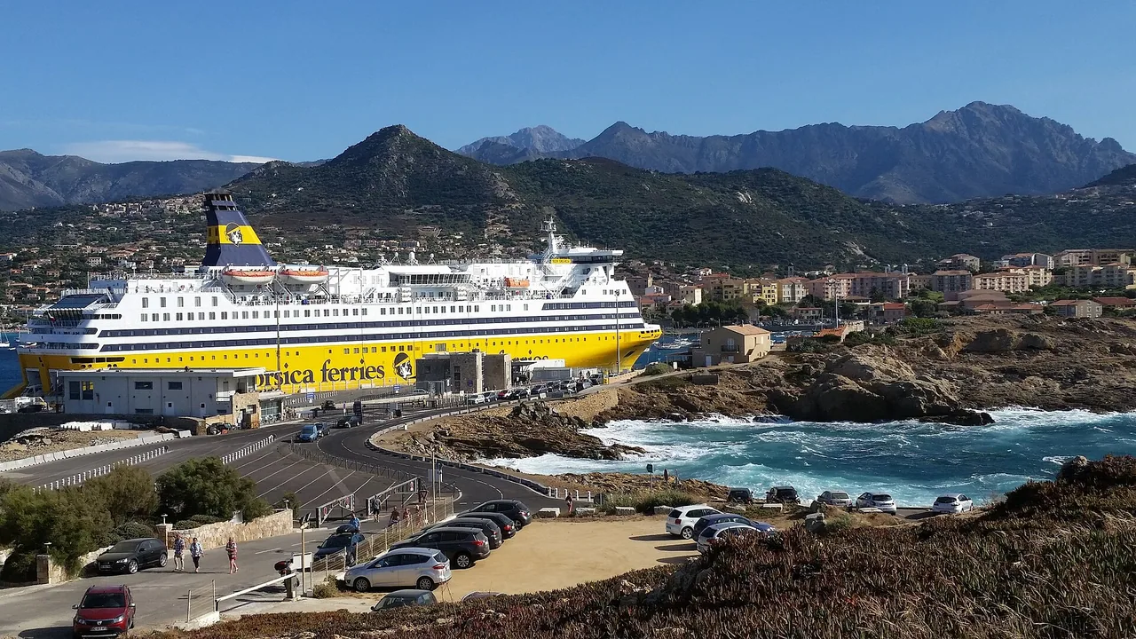 Ferry de Corsica Ferries assurant des traversées vers la Corse