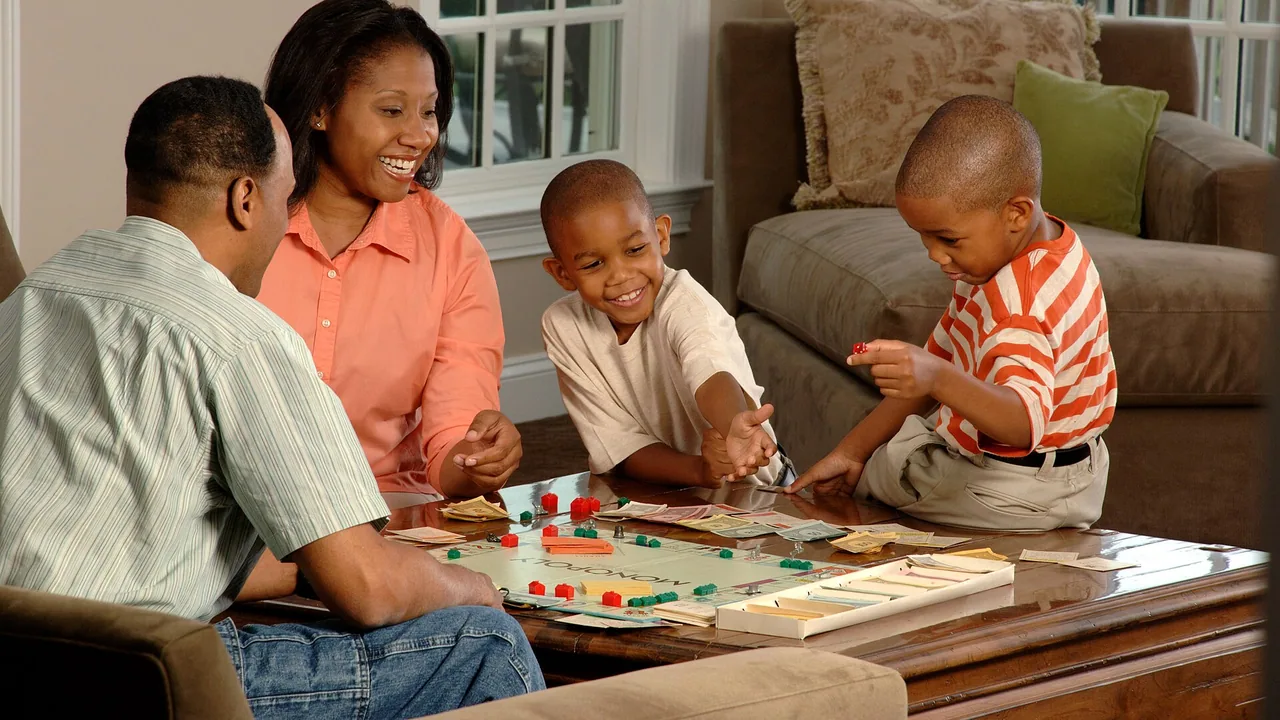 Famille réunie autour d'un jeu de société