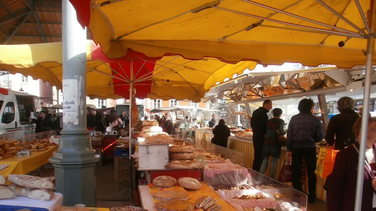 Marché de Foix sous la halle aux Grains