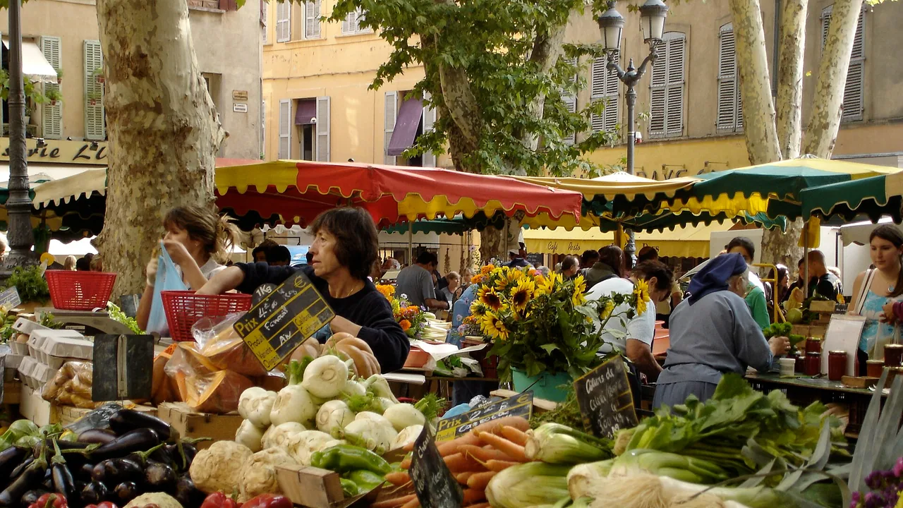 Marche quotidien de legumes sur la place Richelme a Aix-en-Provence