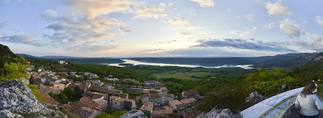 Village d'Aiguines et lac de Sainte-Croix vus depuis la chapelle Saint-Pierre