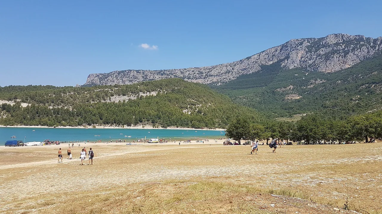 Plage du lac de Sainte-Croix à Aiguines