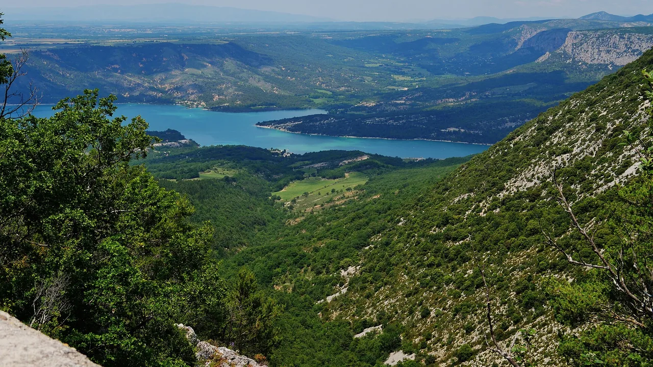 Lac de Sainte-Croix vu depuis Aiguines dans le Verdon