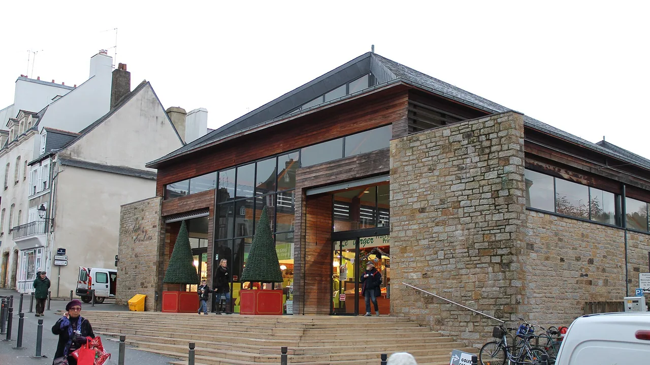 Entrée des Halles des Lices dans le centre de Vannes