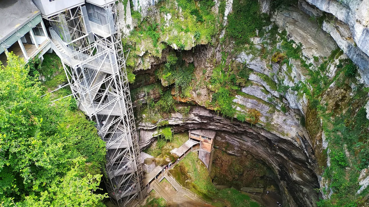 Vue du Gouffre de Padirac dans le Lot