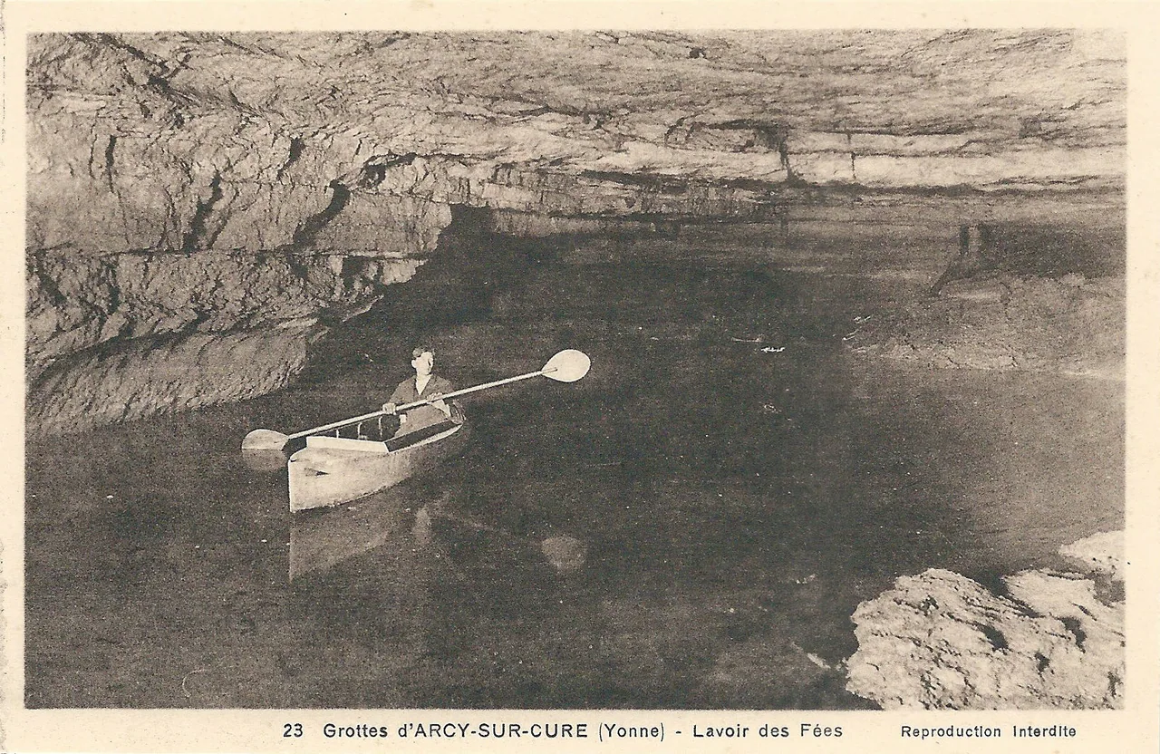 Le lac des Fées dans la Grande Grotte d'Arcy-sur-Cure sur une vue ancienne