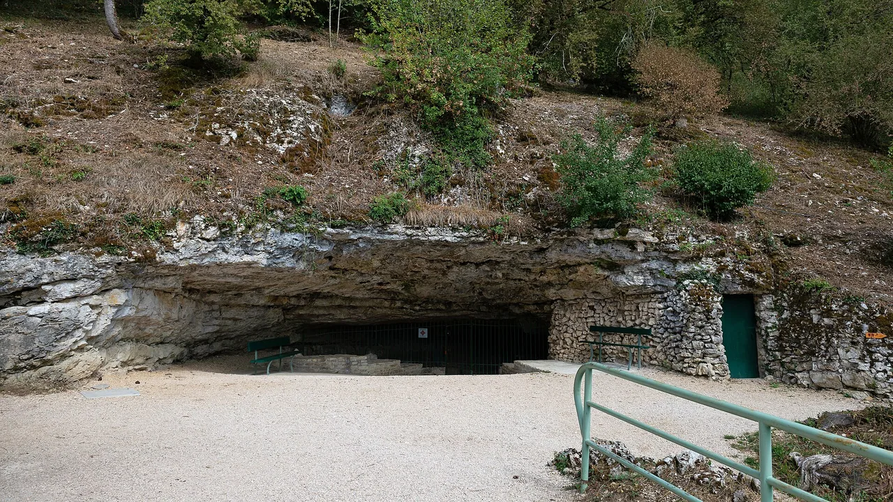 Entrée de la Grande Grotte des grottes d'Arcy-sur-Cure dans l'Yonne