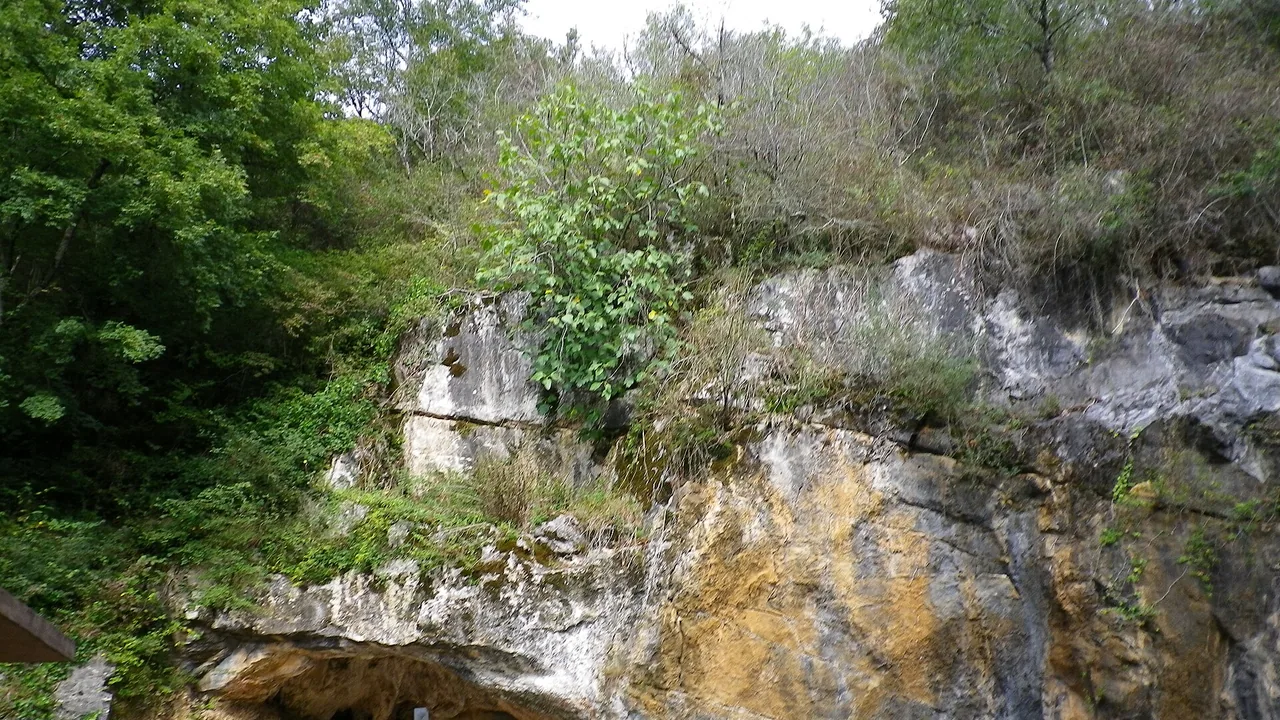 Entrée de la grotte d'Isturitz
