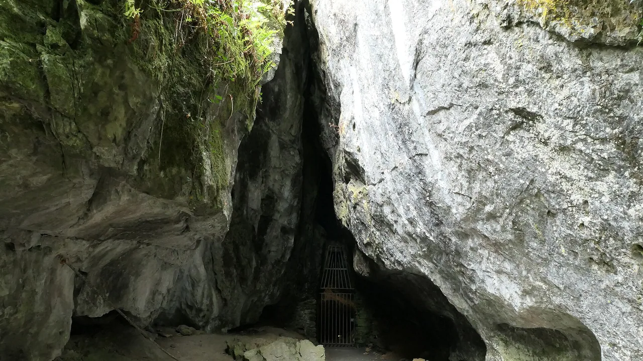 Entrée de la grotte Margot à Thorigné-en-Charnie