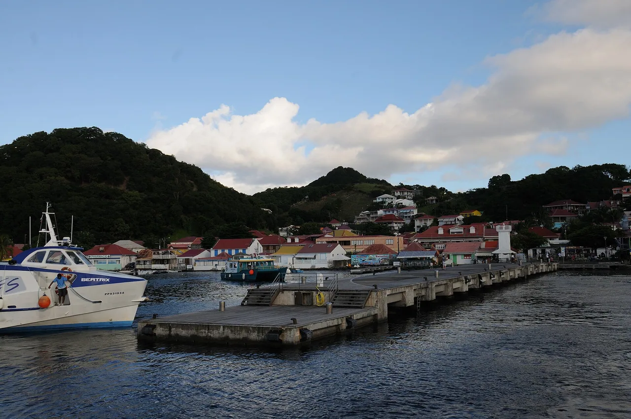 Le débarcadère principal et le front de mer de Terre-de-Haut aux Saintes