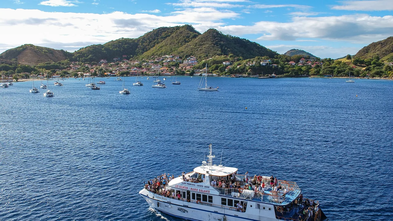 Le ferry Iguana Beach arrivant à Terre-de-Haut aux Saintes en Guadeloupe